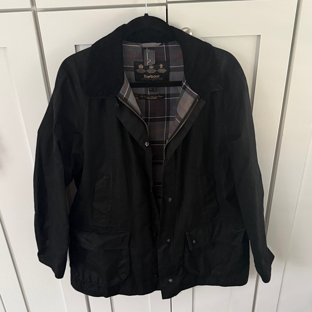 Beautiful Barbour coat. Size 12. Perfect for the fall!  Does not come w/hood.